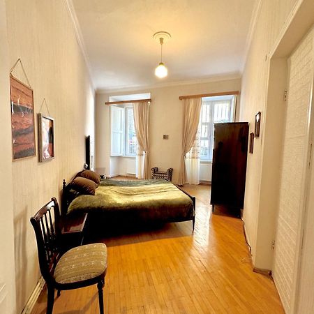 Authentic Old Tbilisi Apartment Buitenkant foto