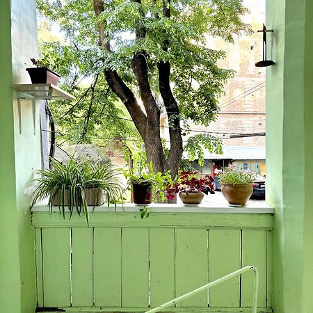 Authentic Old Tbilisi Apartment Buitenkant foto
